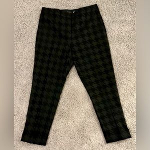 Like New Ann Taylor Ankle Pants, black on black houndstooth.  10P.